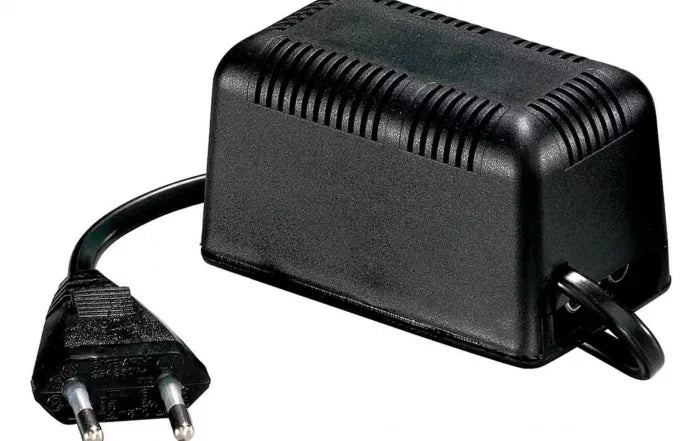 ALIMENTATORE LINEARE STABILIZZATO 12V DELLA LINEA AM CON 1 INGRESSO, 1 USCITA E CORRENTE EROGATA 100mA.